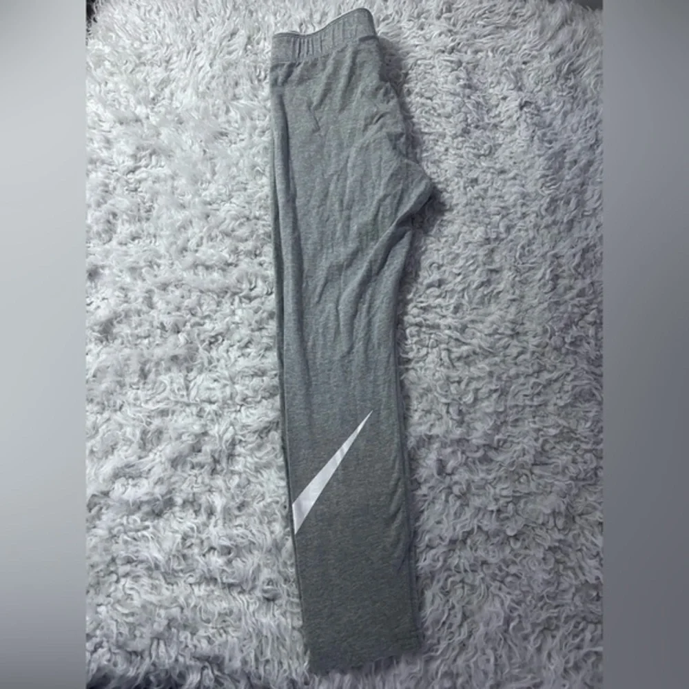 NIKE Essentials Leggings in gray. Size S